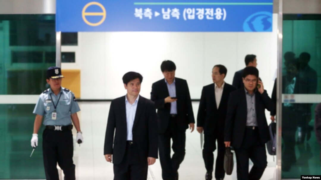 남측 개성공단 관계자들의 방북을 하루 앞둔 9일, 전기설비 보수를 위한 선발대가 경기도 파주시 남북출입사무소에 입경하고 있다.