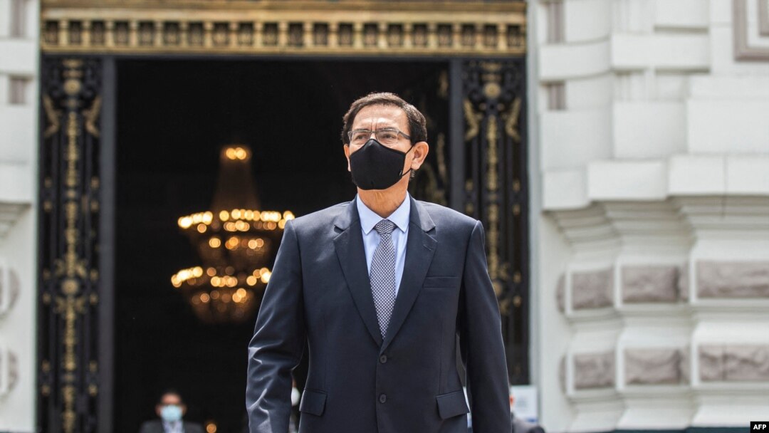 En esta foto de archivo tomada el 1 de diciembre de 2020 el expresidente peruano Martín Vizcarra abandona el Congreso luego de reunirse con una comisión para responder a denuncias de soborno, en Lima.