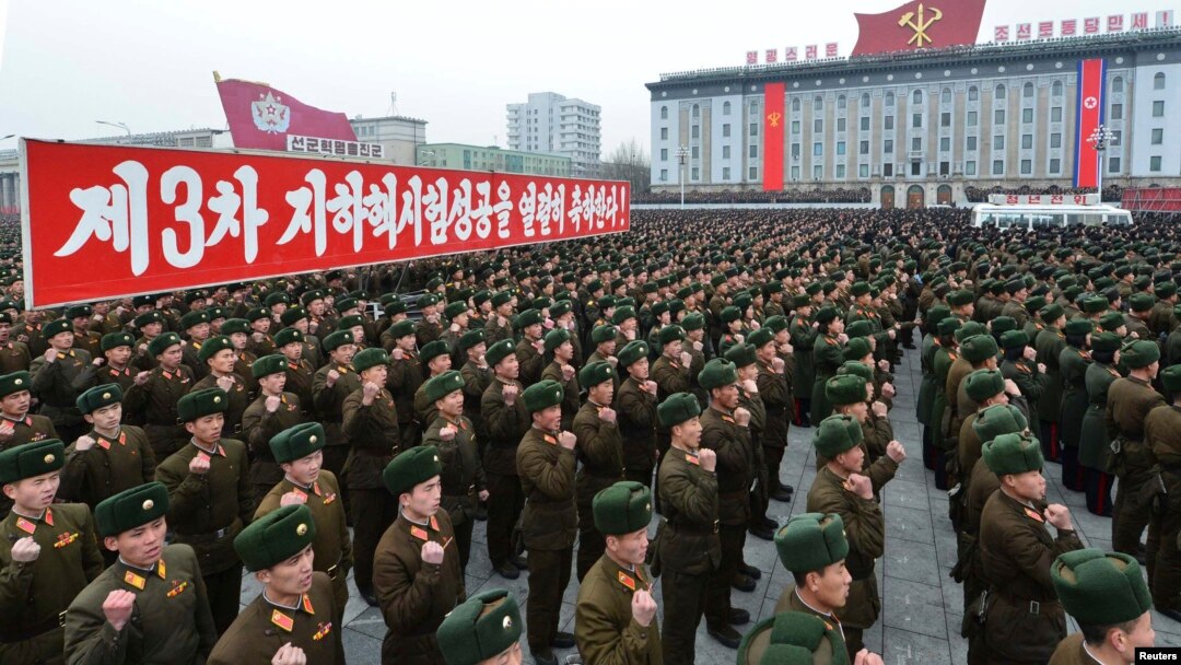 지난해 2월 평양에서 북한군 병사들이 3차 핵실험 성공을 축하하는 집회에 참석했다. (자료사진)