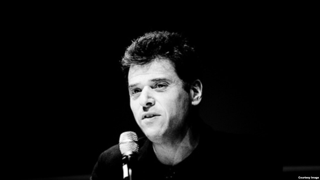Author and speaker Andrew Keen is pictured at a public event (photo courtesy of www.ajkeen.com)