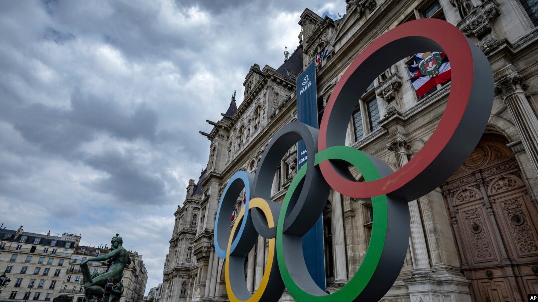 ARCHIVO - Los anillos olímpicos se ven frente al Ayuntamiento de París, en París, el 30 de abril de 2023.