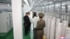 ภาพจากสื่อ KCNA ของรัฐบาลกรุงเปียงยางที่เผยแพร่ออกมาเมื่อ 13 ก.ย. 2567 แสดงให้เห็น คิม จอง อึน ผู้นำเกาหลีเหนือ ทำการเยี่ยมชมสถาบันอาวุธนิวเคลียร์ และฐานการผลิตวัสดุสำหรับการผลิตอาวุธนิวเคลียร์ ซึ่งไม่มีการระบุว่า ตั้งอยู่ที่ใด