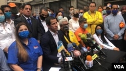Foto de archivo del pasado 17 de junio del presidente interino Juan Guaidó en rueda de prensa, junto a otros líderes de partidos de opositores al gobierno en disputa de Venezuela. 