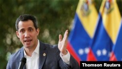 El líder opositor venezolano Juan Guaidó se dirige a los medios, en Caracas, el 9 de abril de 2021.