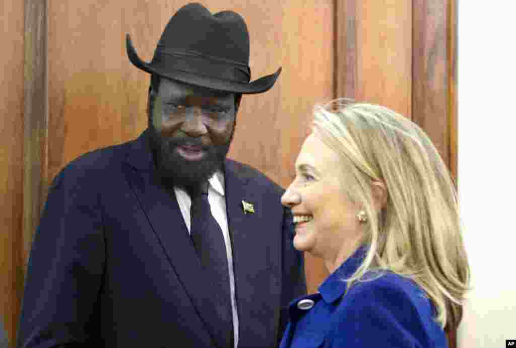 Hillary Clinton meets with South Sudan President Salva Kiir, August 3, 2012, at the Presidential Office Building in Juba.