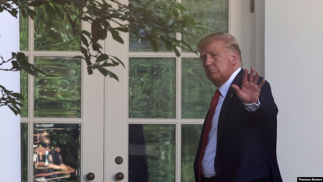 Tras ofrecer una rueda de prensa en el Jardín de Rosas de la Casa Blanca, el presidente Trump se despide de los asistentes al evento. Julio 14 de 2020.