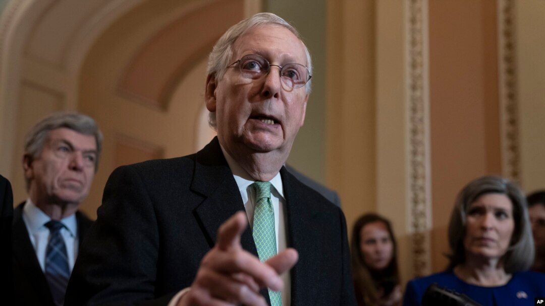 El líder de la mayoría republicana en el Senado, Mitch McConell, es una figura clave en el juicio político al presidente Donald Trump, cuyos defensores consideran "un burdo montaje político". Foto AP