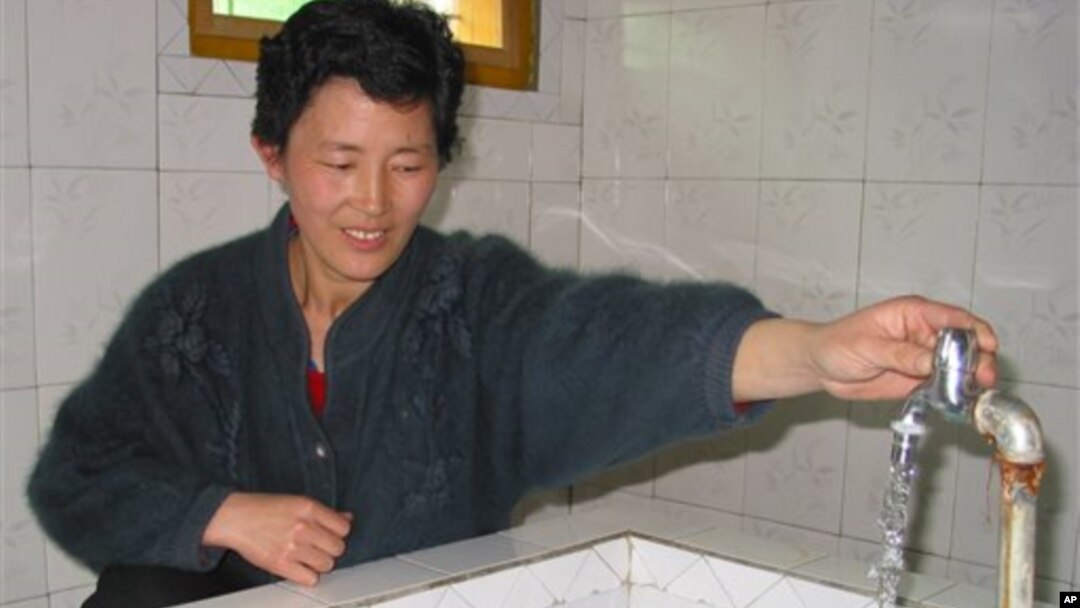지난 2005년 북한 평양 인근의 한 농장에서 외부 지원으로 지어진 급수시설을 사용하는 북한 주민 (자료사진)