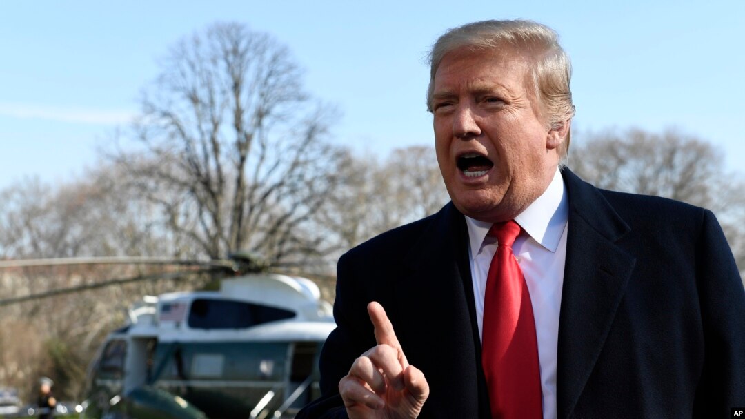 El presidente de EE.UU. Donald Trump habla con periodistas antes de abordar un helicóptero en la Casa Blanca antes de viajar a la base aérea Andrews, en Maryland, donde tomará el Air Force One para viajar a Michigan a un mitin político y luego a Florida, para el fin de semana.