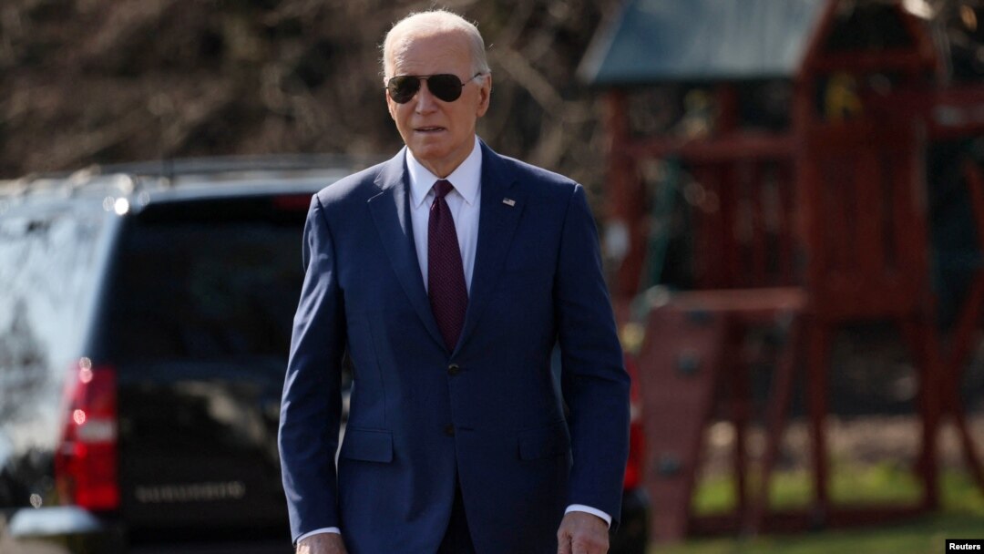 El presidente estadounidense Joe Biden se acerca a los medios de comunicación para dar una declaración antes de embarcar en Marine One para viajar a California desde el South Lawn de la Casa Blanca en Washington, EEUU, el 20 de febrero de 2024.