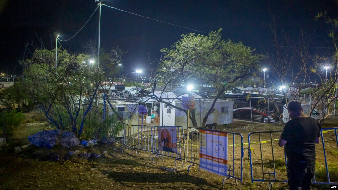 ARCHIVO - Una persona observa desde detrás de una valla de precaución que rodea el área donde se derrumbó un escenario durante un mitin de campaña del candidato presidencial mexicano Jorge Álvarez Maynez en San Pedro Garza García, Nuevo León, México, el 22 de mayo de 2024.