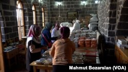 Gazeteciliği bırakarak ticaret ağı kuran Şahadet Çitil kadın üreticilerle birlikte