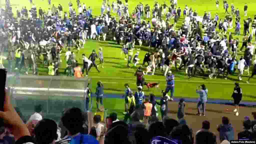 အင်ဒိုနီးရှားပြည်တွင်း အမှတ်ပေးဇယားဘောလုံးပွဲမှာ အရီးမားအသင်း ရှုံးပြီးတဲ့နောက် မကျေနပ်တဲ့ ပရိသတ်တွေ ဘောလုံးကွင်းထဲကို ပြေးဆင်းလာခဲ့ပါတယ်။