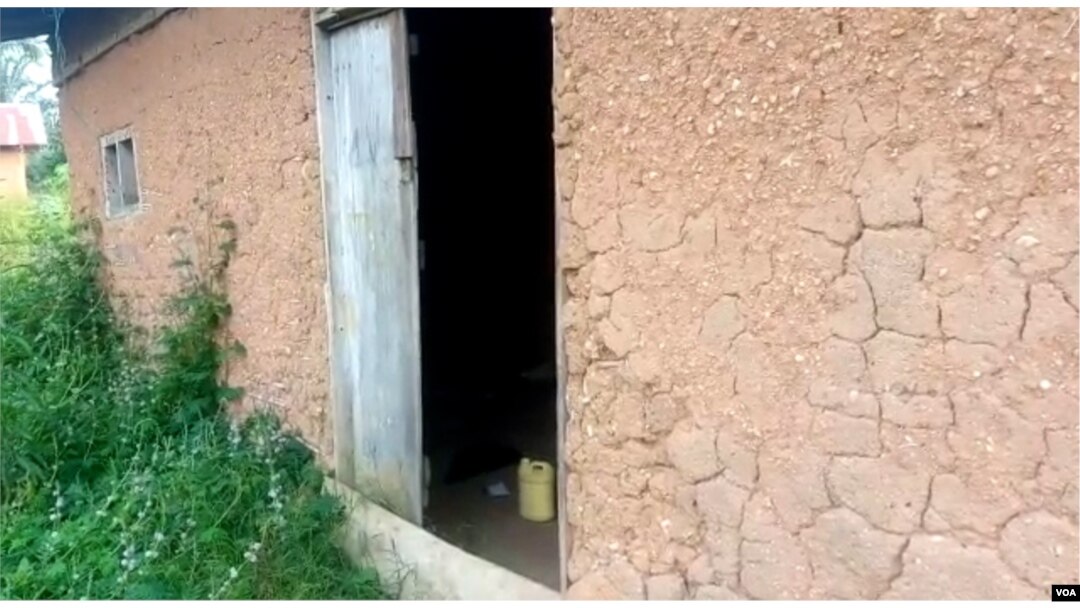 Nyumba za wananchi walioshambuliwa na kuuawa katika kijiji cha Masome, mjini Komanda ,DRC, zikiwa hazina milango baada ya watu zaidi ya 12 kuuawa, hivyo familia zimekimbia makazi yao. Picha na Mwandishi wa VOA Austere Malivika, Mkoani Ituri, DRC.
