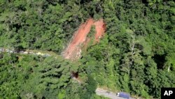 ARCHIVO - Los sismos son frecuentes en Perú. En la foto de archivo, la vista aérea muestra un deslizamiento de tierra causado por un sismo en Yurimaguas, Perú, el domingo 26 de mayo de 2019.