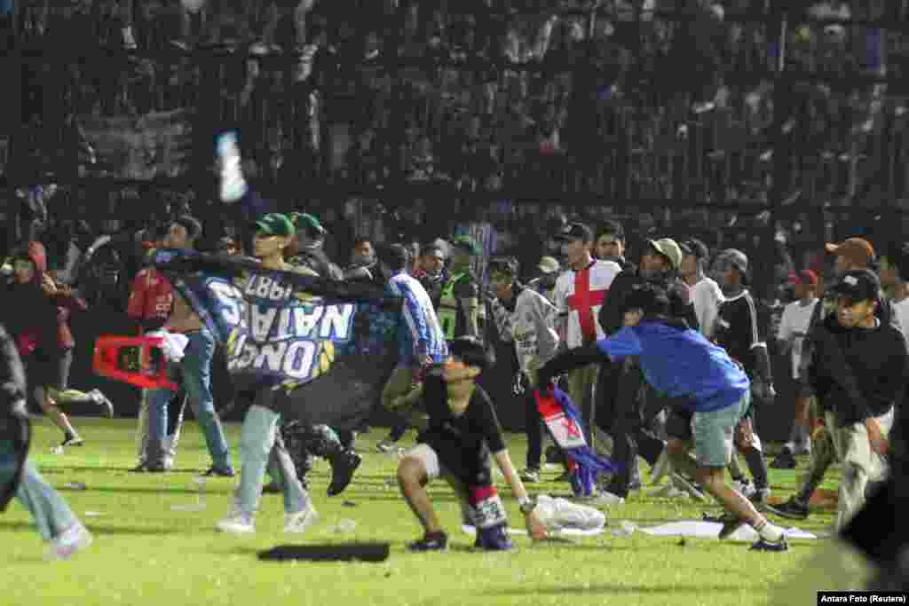 အင်ဒိုနီးရှားပြည်တွင်း အမှတ်ပေးဇယားဘောလုံးပွဲမှာ အရီးမားအသင်း ရှုံးပြီးတဲ့နောက် မကျေနပ်တဲ့ ပရိသတ်တွေ ဘောလုံးကွင်းထဲကို ပြေးဆင်းလာခဲ့ပါတယ်။