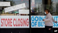 A pesar de disminuir en la última semana, 2,1 millones de trabajadores solicitaron beneficios tras perder sus empleos.