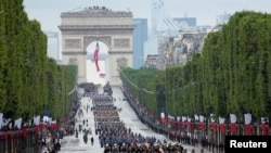 Jeshi likipita katika mtaa wa Champs-Elysees wakati wa Siku ya gwaride la Bastille, Paris, France, Julai 14, 2021.