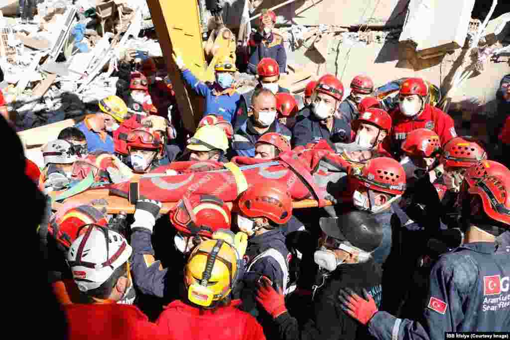 İstanbul Büyükşehir Belediyesi İtfaiye ekipleri, İzmir'deki depremde enkaz altında kalan anne Seher Perinçek ve 3 çocuğunu sağ olarak kurtardı.