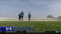 Kosovë: Një arbitre futbolli thyen stereotipet