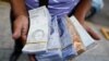 El bolívar sucumbe ante dólares, petros y otras formas de pago en Venezuela