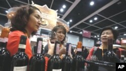 来自中国的人在香港酒博览会上品尝