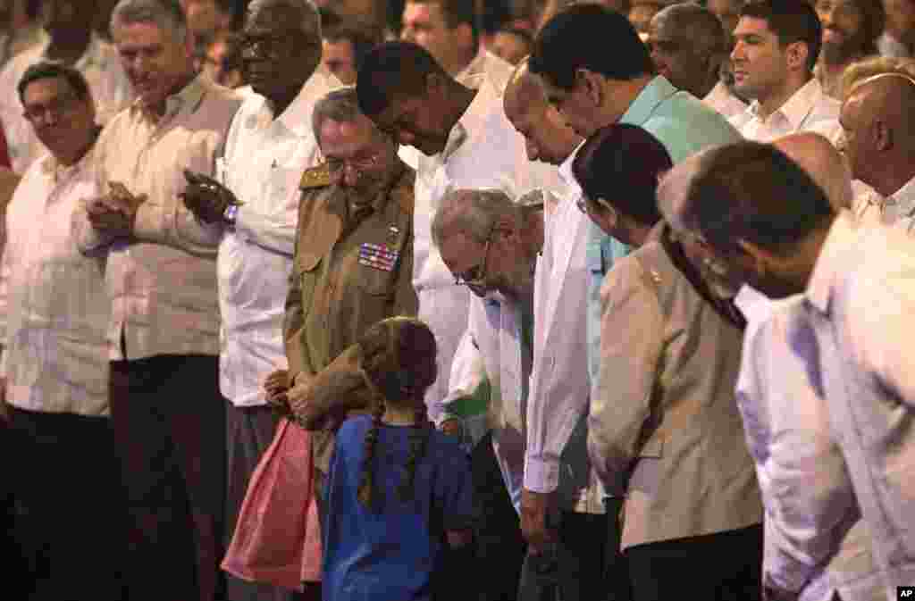 El líder cubano Fidel Castro, habla con una chica durante una gala por su 90 cumpleaños en el teatro &quot;Karl Marx&quot; en La Habana, Cuba, el sábado 13 de agosto de 2016.