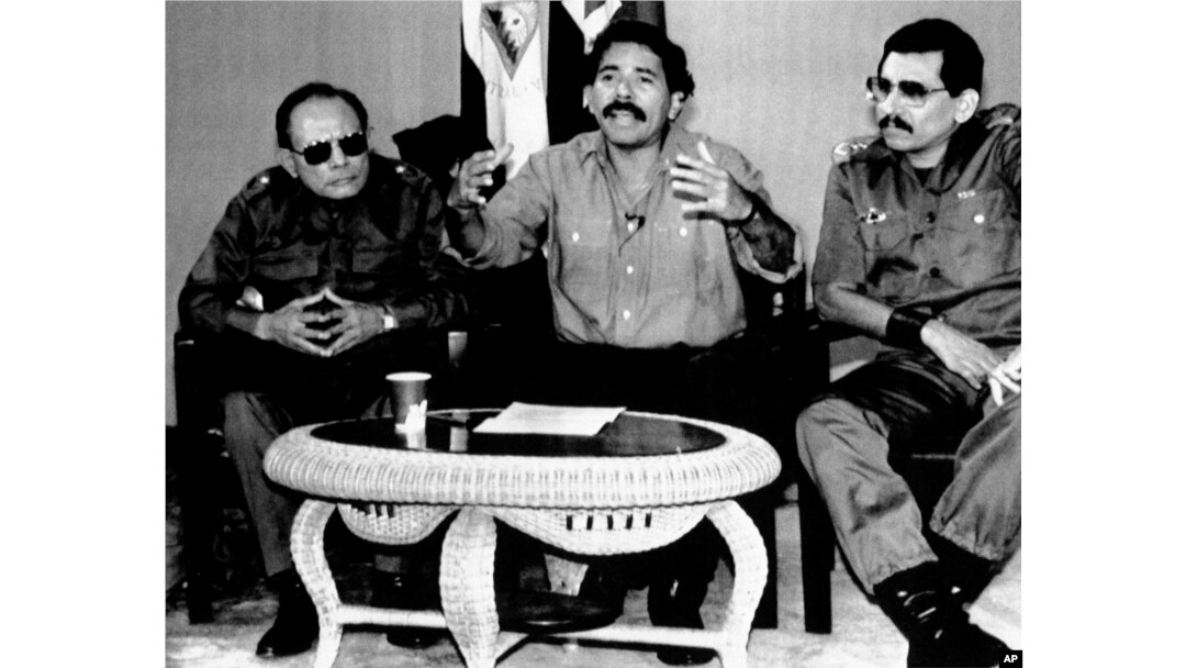 El ministro de Defensa de Nicaragua, Humberto Ortega (der), su hermano, el presidente Daniel Ortega (centro) y el ministro del Interior, Tomás Borges, el 30 de diciembre de 1989. (Foto AP/Ernest Mejia, Archivo)