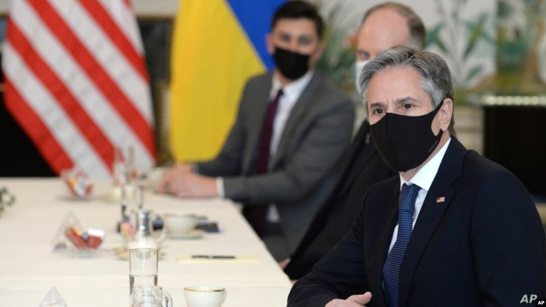 El secretario de Estado Antony Blinken espera el inicio de una reunión con el canciller ucraniano Dmytro Kuleba, en Bruselas, el 13 de abril, 2021. Blinken se reunirá con Kuleba la próxima semana.