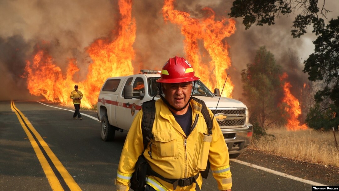Un trabajador del servicio de bomberos en Lake Couny, California, supervisa labores de extinción en los últimos incinedios del mes de agosto que han azotado el oeste de EE.UU.