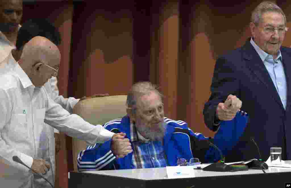 Fidel Castro y su hermano, el presidente cubano Raúl Castro, y el segundo secretario del Comité Central, José Ramón Machado Ventura, momentos antes de tocar el himno del Partido Comunista durante las ceremonias de clausura del VII Congreso de la República Partido Comunista de Cuba, en La Habana, Cuba, martes 19 de abril de 2016.