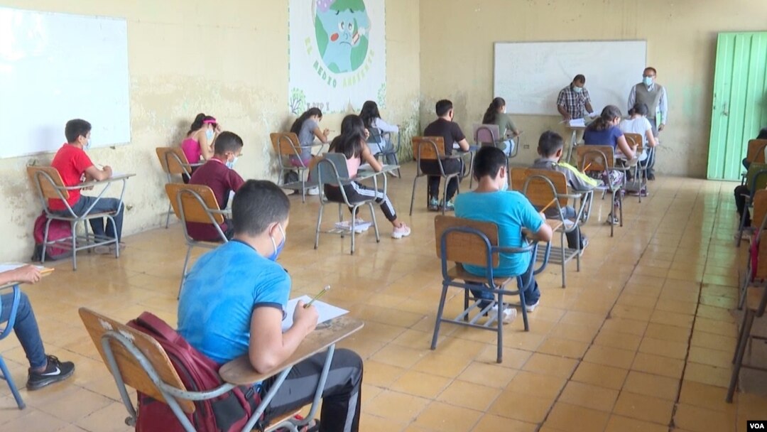 Determinados grupos de estudiantes reciben clases semipresenciales en Honduras. Foto Oscar Ortiz, VOA.