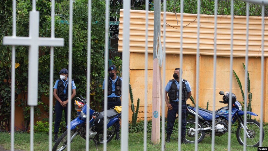 Oficiales de la Policía Nacional vigilan afuera de una iglesia católica donde se refugia Rolando Álvarez, obispo de la Diócesis de Matagalpa, alegando haber sido atacado por la policía, en Managua, Nicaragua, 20 de mayo de 2022 REUTERS/Maynor Valenzuela
