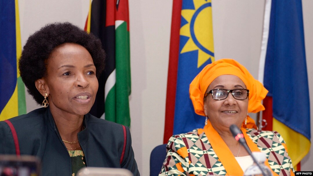 Mwenyekiti wa Baraza la SADC Maite Nkoana-Mashabane (L) na Katibu Stergomena Lawrence Tax (R)
