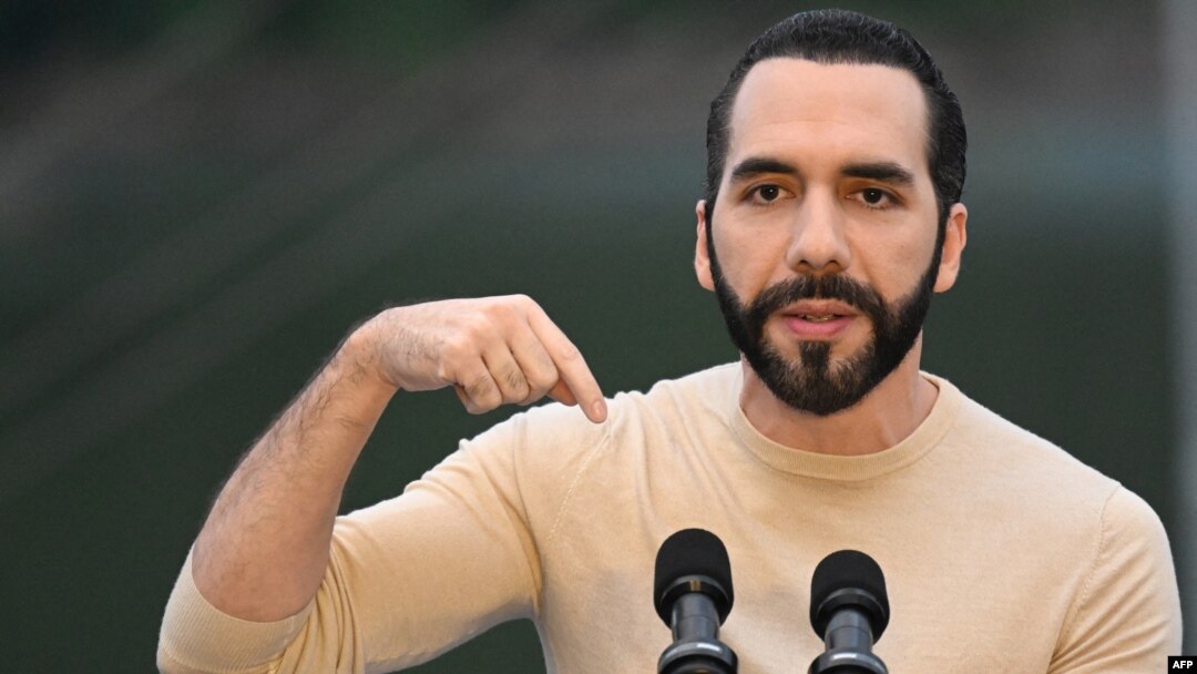 ARCHIVO: El presidente de El Salvador, Nayib Bukele, durante un discurso en la inauguración de una planta hidroeléctrica en San Luis de la Reina, El Salvador, el 23 de octubre de 2023.