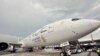 Un avión de la aerolínea de Singapur se ve en la pista después de solicitar un aterrizaje de emergencia en el aeropuerto internacional Suvarnabhumi de Bangkok, Tailandia.