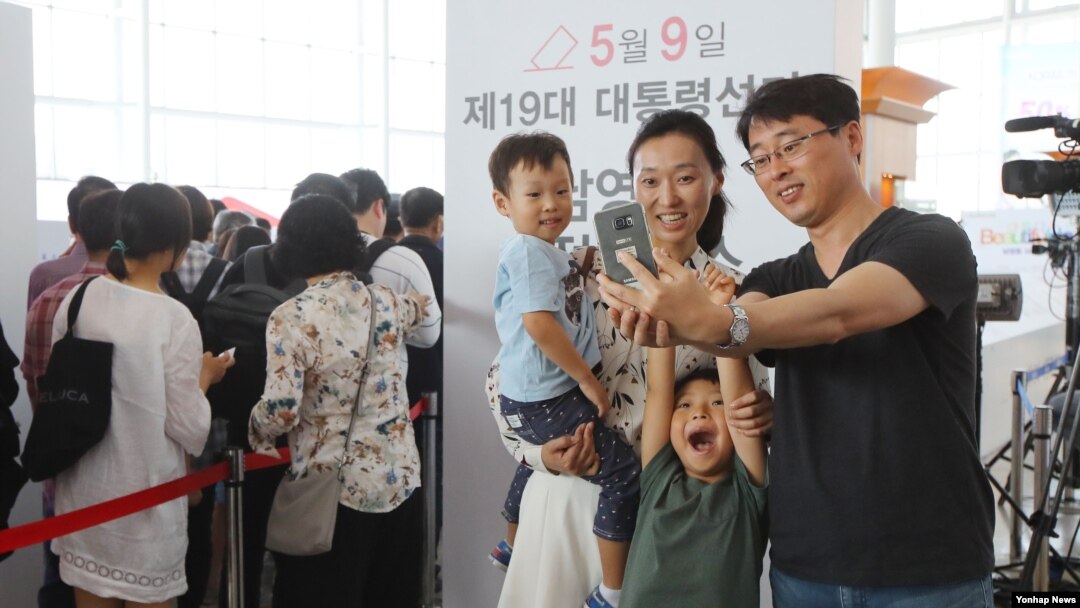 한국 19대 대통령선거 사전투표 둘째 날인 지난 5일 서울역 대합실에 마련된 남영동 사전투표소에서 투표를 마친 부부가 아이들과 인증샷을 찍고 있다.
