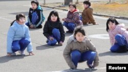 17일 일본 북부 아키타 현 오가 시에서 탄도미사일 공격에 대비한 주민 대피훈련을 처음으로 실시한 가운데, 초등학생들이 건물 밖으로 대피했다.