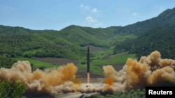朝鲜官方的朝中社发布的照片显示朝鲜在7月4日发射“火星-14”洲际弹道导弹。