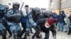 Militares detienen a un manifestante durante una manifestación en apoyo del líder de la oposición rusa encarcelado Alexei Navalny en Moscú, Rusia, el 31 de enero de 2021.