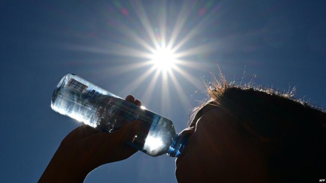 ARCHIVO - Un niño bebe agua de una botella bajo un sol abrasador en Los Ángeles, California, el 30 de agosto de 2022.
