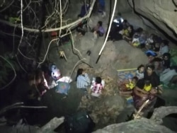 Aldeanos de la etnia Karen desplazados de la aldea de Day Pu Noh, de Myanmar, en un lugar desconocido después de huir de ataques aéreos del ejército birmano, el 27 de marzo de 2021. Imagen tomada de las redes sociales. Free Burma Rangers via Reuters.