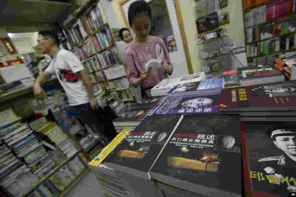 香港书店陈列的中国大陆政治方面的书籍（2012年6月1日）。其中有江泽民的政敌、 前北京市委书记陈希同的回忆录 《陈希同亲述&mdash;&mdash;众口铄金难铄真》。陈希同想以此洗刷自己贪污腐败的罪名。1995年，陈希同因受其副手王宝森贪污案牵连而辞职。1997年8月，陈希同被中共开除出党。1998被判刑16年，罪名是贪污和玩忽职守。但观察家们认为，陈希同被法办是因为他跟江泽民内斗失败。陈希同回忆录的执笔者， 国务院农村发展研究中心前研究员姚监复说，陈希同自述在监狱里通过收听美国之音获得信息，除了《人民日报》，就是通过美国之音听到各方面的信息。