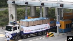 지난 9월 한국의 국제 구호단체의 대북 수해지원 물자를 수송하는 차량. (자료사진)