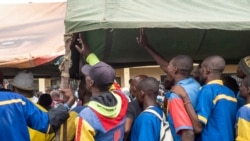 Bobandi ya bosambisi ya bakangami bazwaki basi na makasi na boloko ya Kasapa