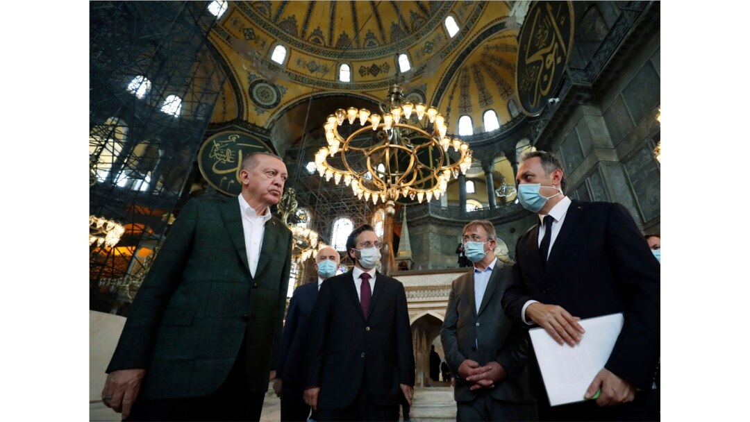 El presidente de Turquía, Recep Tayyip Erdogan (izquierda), escucha a un funcionario durante una visita a la Hagia Sophia, la catedral de la era bizantina, que es una de las principales atracciones turísticas de Estambul. Julio 19 de 2020.
