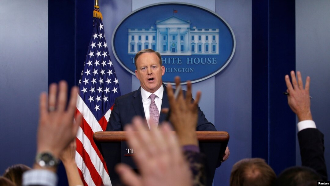White House spokesman Sean Spicer holds a press briefing at the White House in Washington, D.C., Jan. 23, 2017. REUTERS/Kevin Lamarque. 