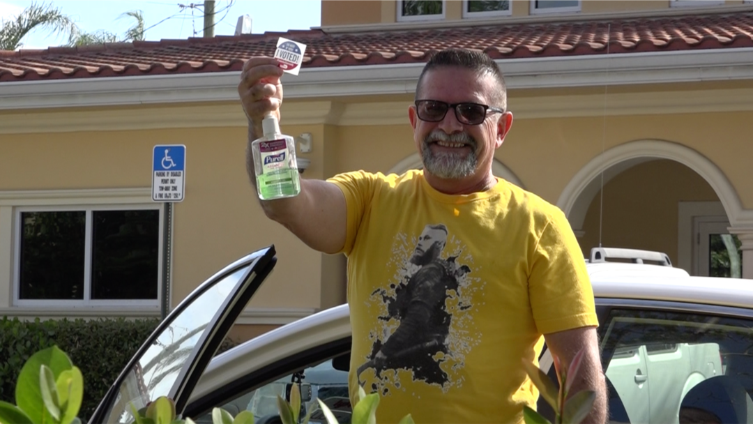 El cubano Orlando Ferrer acudió a votar a un centro de votación en el barrio de la Pequeña Habana con una botella de gel desinfectante como medida de prevención al coronavirus (Foto: Antoni Belchi)
