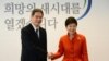 10일 한국 서울 금융감독원 연수원 내 집무실에서 중국 정부 특사인 장즈쥔 외교부 상무부부장을 접견한 박근혜 대통령 당선인.