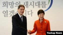 10일 한국 서울 금융감독원 연수원 내 집무실에서 중국 정부 특사인 장즈쥔 외교부 상무부부장을 접견한 박근혜 대통령 당선인.